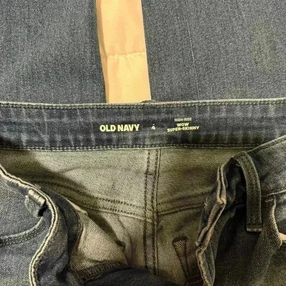 OLD NAVY SUPER SKINNY JEANS SIZE 4 - Picture 2 of 3